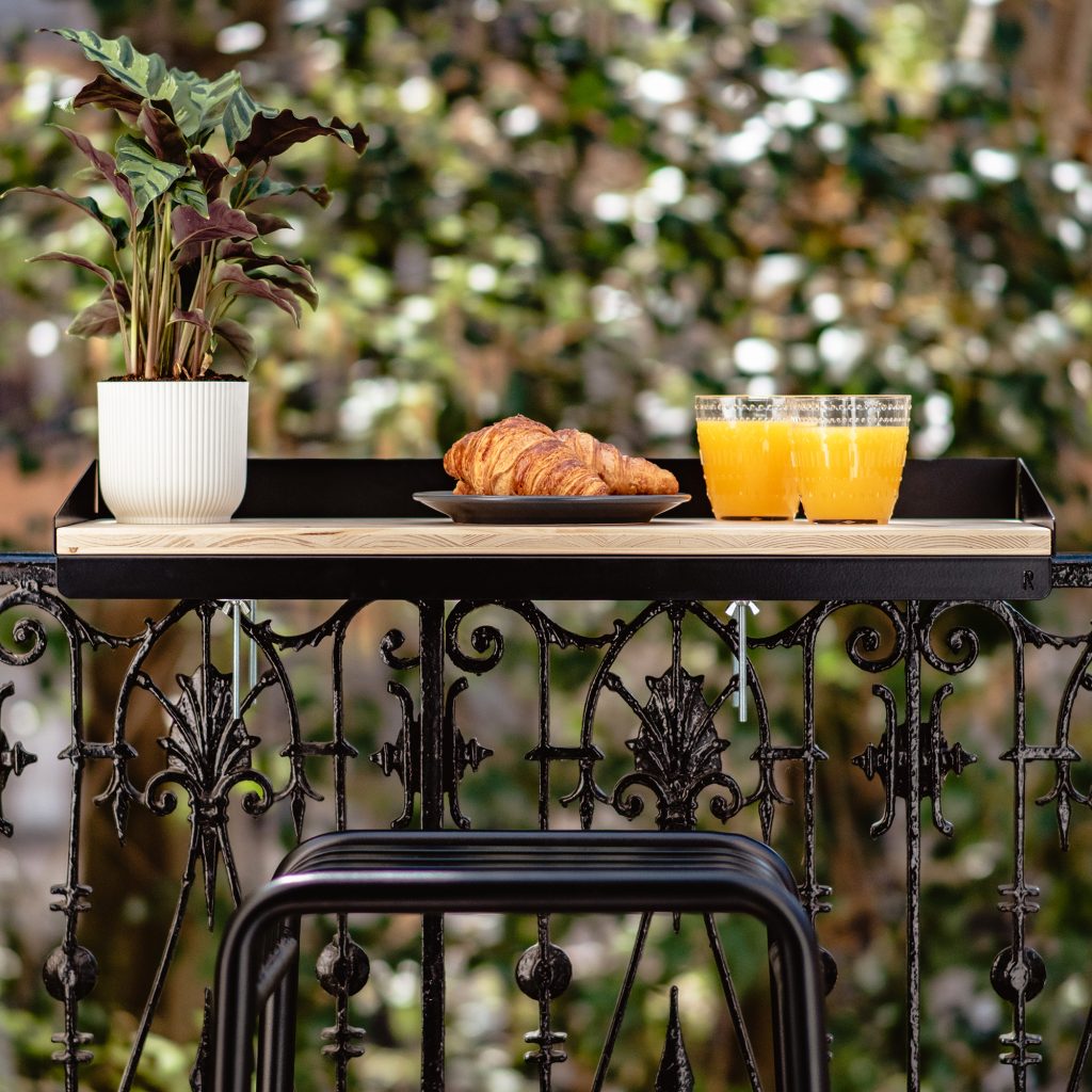 Table de balcon suspendue sur une rambarde de balcon - Noir mat - L'Estival