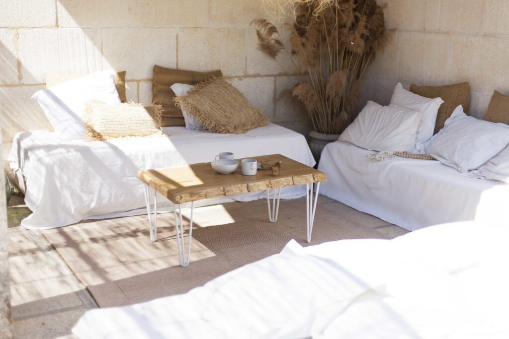 idée de table basse avec pied en acier blanc